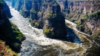 Mengakui keindahan sungai dan jeramnya, Sungai Zambezi membuka wisata rafting sejak tahun 1981. Area rafting ini berada tepat di bawah Air Terjun Victoria Falls. (iStock)