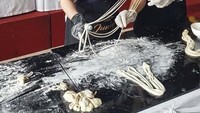Belajar bikin mie tarik,sampe diajarin beberapa chef. sumpaah susaaaah.Baiklaah,aku akan lebih menghargai mie abis ini, kata Rossa. Foto: instagram @itsrossa