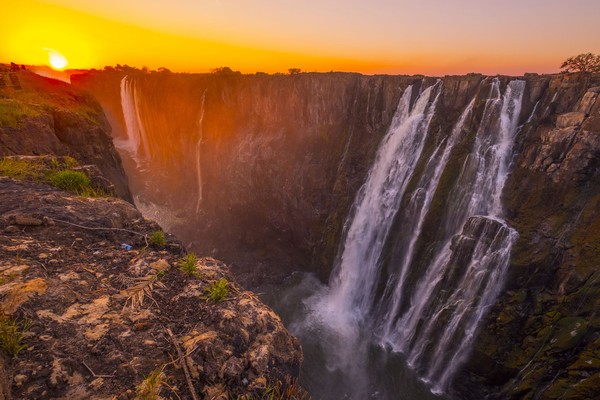 Yang membuat sungai ini berbeda karena adanya air terjun terbesar dunia, Victoria Falls. Bukan cuma air terjun terbesar, Zambezi juga punya jeram untuk rafting. (iStock) Yang membuat sungai ini berbeda karena adanya air terjun terbesar dunia, Victoria Falls. Bukan cuma air terjun terbesar, Zambezi juga punya jeram untuk rafting. (iStock)