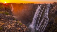 Yang membuat sungai ini berbeda karena adanya air terjun terbesar dunia, Victoria Falls. Bukan cuma air terjun terbesar, Zambezi juga punya jeram untuk rafting. (iStock)