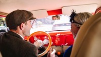 Drivernya ini akan berpakaian vintage ala tahun 1920 . Katanya driver ini punya berbagai pengetahuan yang menarik, kamu bisa tanya apa saja sama driver ini. (Nowaday)