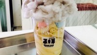 Remicone merupakan gerai es krim di Korea yang sering direkomendasikan. Di sana menawarkan es krim dalam 3 rasa yaitu susu, karamel dan cokelat. Tampilannya semakin cantik dengan aneka topping hingga menjulang tinggi. Foto: Istimewa