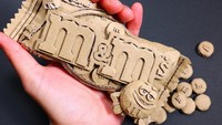 Tanpa mesin, Monami hanya memanfaatkan alat-alat sederhana untuk membuat karya seni detail seperti ini. Misalnya saja gunting, cutter, penggaris, dan lem. Foto: Instagram monamincb