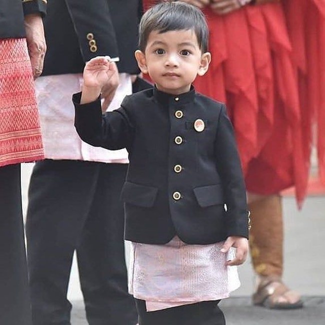 Jan Ethes mencuri perhatian saat hadir di upacara HUT RI ke-73 di Istana Negara, 17 Agustus 2018. Mengenakan baju beskap dan kain songket, Ethes tidak malu untuk melambaikan tangannya saat ikut Jokowi menemui para wartawan. Foto: Dok. Instagram @janethes_story