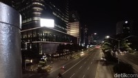 Panorama Jalan Sudirman yang mengarah Bundaran HI dari atas JPO tanpa atap (Randy/detikcom)  