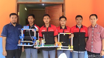 Siswa SMKN 2 Cimahi membuat printer tiga dimensi (3D) dengan harga yang lebih terjangkau. (Yudha Maulana/detikcom)