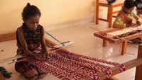 Sejumlah siswa binaan sedang menenun di ruang kelas sekolah baru yang diresmikan oleh Yayasan Pendidikan Astra-Michael D. Ruslim/YPA-MDR. Istimewa/YPA-MDR.