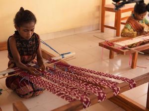 Melihat Aksi Menenun Siswa SD di Kupang