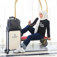 Dari foto-foto yang diunggahnya di Instagram terlihat Sarita menyukai busana serba monokrom. Dia sering terlihat memakai hijab dengan warna hitam atau putih. Seperti penampilannya di foto ini dia tampil dengan kaus dan celana denim serta jilbab putih. Tampak koper dari brand Chanel menemaninya bergaya. Foto: Dok. Instagram