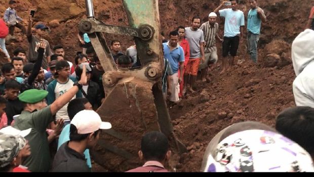 Jasad korban ditemukan tertimbun di kedalaman hingga 4 meter.