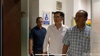 Kokos ditangkap pada Senin (11/11/2019), di Jalan TB Simatupang, 71 Ciracas, Jakarta Timur, Senin pukul 19.00 WIB. Rencananya, Kokos akan mengembalikan uang pengganti Rp 477 miliar siang nanti, jika Kokos membayar dengan pecahan Rp 100.000 maka gepokan uang itu akan setinggi Eiffel Tower 400 meteran.