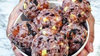 Bola-bola nasi ini juga jadi kudapan khas Korea yang tak boleh dilewatkan. Isiannya terbilang banyak tapi yang paling populer adalah bola nasi rasa kimchi. Foto : instagram @jennacbear7