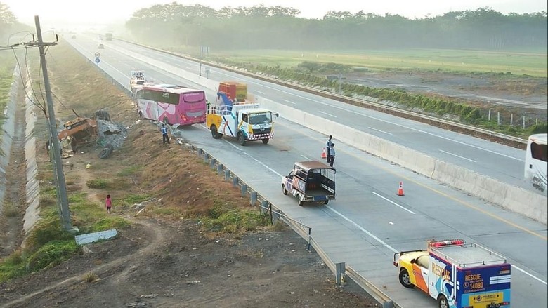 Bus Tabrak Truk di Tol Gempol-Pasuruan, 4 Orang Tewas Bus Tabrak Truk di Tol Gempol-Pasuruan, 4 Orang Tewas