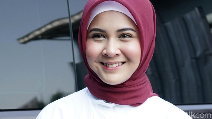 Kesha Ratuliu saat ditemui di studio Trans TV.