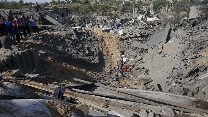 A Palestinian girl looks at the rubble of a destroyed house following overnight Israeli missile strikes, in the town of Khan Younis, southern Gaza Strip, Thursday, Nov. 14, 2019. (AP Photo/Khalil Hamra)