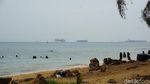 Foto Pantai di Bekas Reruntuhan Resor Mewah