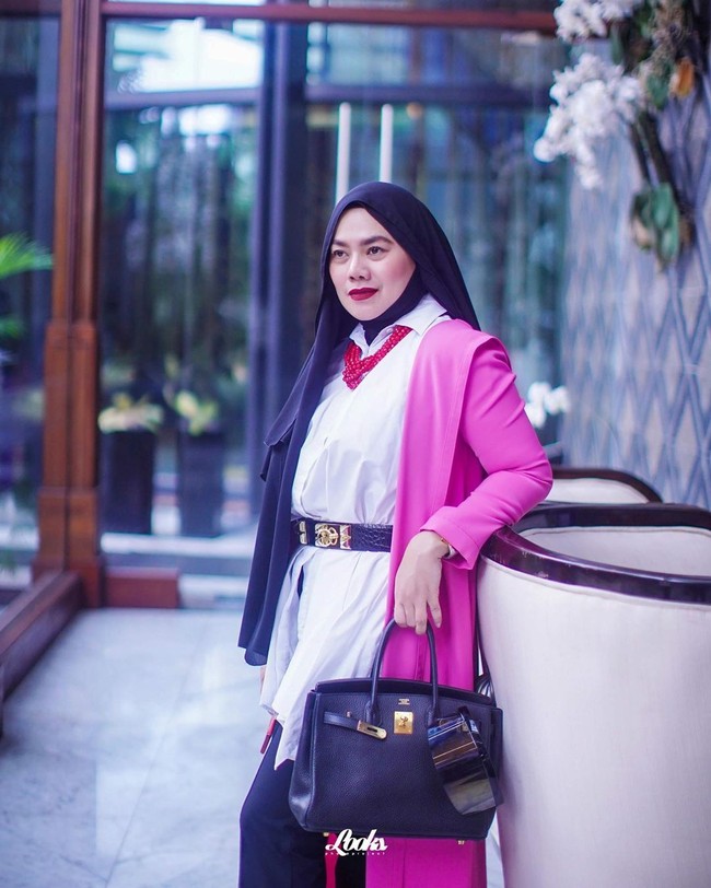 Sosok Sarita Abdul Mukti mulai populer setelah heboh video pelabrakan yang dilakukan putrinya, Shafa Harris kepada pesinetron Jennifer Dunn di sebuah pusat perbelanjaan. Shafa kesal karena Jennifer menjadi pelakor yang merusak pernikahan Sarita dengan ayahnya, Faisal Harris. Setelah video tersebut beredar, pengikut akun Instagram Sarita melesat. Dia pun kerap mengunggah berbagai gayanya #ootd dengan menenteng tas mewahnya, salah satunya tas Hermes Birkin di foto ini yang harganya mencapai ratusan juta rupiah. Foto: Dok. Instagram