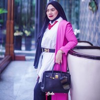 Sosok Sarita Abdul Mukti mulai populer setelah heboh video pelabrakan yang dilakukan putrinya, Shafa Harris kepada pesinetron Jennifer Dunn di sebuah pusat perbelanjaan. Shafa kesal karena Jennifer menjadi pelakor yang merusak pernikahan Sarita dengan ayahnya, Faisal Harris. Setelah video tersebut beredar, pengikut akun Instagram Sarita melesat. Dia pun kerap mengunggah berbagai gayanya #ootd dengan menenteng tas mewahnya, salah satunya tas Hermes Birkin di foto ini yang harganya mencapai ratusan juta rupiah. Foto: Dok. Instagram