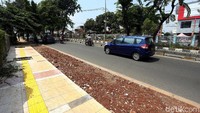 Penebangan pohon itu dilakukan guna pelebaran trotoar di kawasan tersebut.