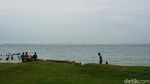Foto Pantai di Bekas Reruntuhan Resor Mewah