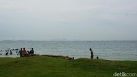 Pantai Tanjung Pinggir Batam memang menjadi tempat wisatawan melihat gedung-gedung pencakar langit Singapura dari kejauhan. Hanya terpisah selat, Anda bisa lihat jelas Negeri Singa itu (Foto: Ahmad Masaul Khoiri/detikcom)