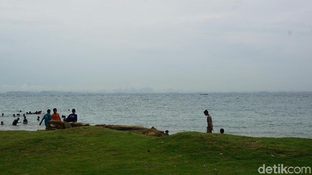 Cantiknya Pantai Tanjung Pinggir, Berlokasi di Bekas Reruntuhan Resor Mewah