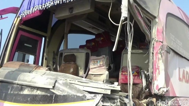 3 dari 4 Korban Kecelakaan di Tol Gempol-Pasuruan Satu Keluarga 3 dari 4 Korban Kecelakaan di Tol Gempol-Pasuruan Satu Keluarga