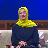 Kesuksesan Diet Kenyang Dewi Hughes juga terbantu oleh metode hipnoterapi yang dijalaninya. Dengan hipnoterapi, alam bawah sadarnya membuat master hipnoterapi ini istiqomah menjalani diet. Dia tak lagi tertarik makan mie instan, gorengan maupun nasi. Foto: YouTube Official Trans7