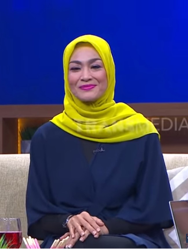 Kesuksesan Diet Kenyang Dewi Hughes juga terbantu oleh metode hipnoterapi yang dijalaninya. Dengan hipnoterapi, alam bawah sadarnya membuat master hipnoterapi ini istiqomah menjalani diet. Dia tak lagi tertarik makan mie instan, gorengan maupun nasi. Foto: YouTube Official Trans7