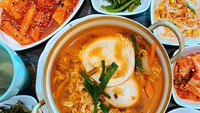 Seporsi ramyun Korea dengan kuah kental dan pedas siap mengganjal perut. Ramyun ini biasanya dilengkapi dengan bumbu gochujang yang rasanya khas. Foto : instagram @leeqin