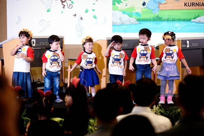 Tampil di acara sekolahnya, lagi-lagi Jan Ethes memberikan banyak momen gemas. Seperti ketika dia hormat di atas panggung ini. Foto: Dok. Instagram @janethes_story