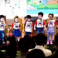 Tampil di acara sekolahnya, lagi-lagi Jan Ethes memberikan banyak momen gemas. Seperti ketika dia hormat di atas panggung ini. Foto: Dok. Instagram @janethes_story