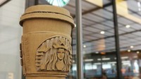 Starbucks juga jadi inspirasi Monami dalam berkarya. Kali ini ia memotret karyanya dengan latar gerai Starbucks. Foto: Instagram monamincb