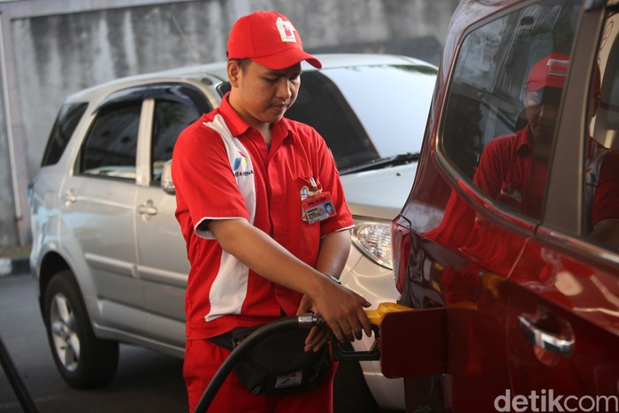 Warga membeli bbm subsidi jenis premium di SPBU Pertamina, Otista, Jakarta Timur, Jumat (15/11/2019). Pertamina berharap penyaluran BBM Bersubsidi tepat sasaran. Sebab yang terjadi di lapangan hingga kini BBM Bersubsidi masih banyak dikonsumsi oleh masyarakat yang secara ekonomi tergolong mampu.