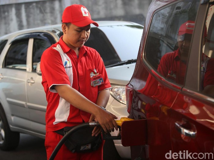 Warga membeli bbm subsidi jenis premium di SPBU Pertamina, Otista, Jakarta Timur, Jumat (15/11/2019). Pertamina berharap penyaluran BBM Bersubsidi tepat sasaran. Sebab yang terjadi di lapangan hingga kini BBM Bersubsidi masih banyak dikonsumsi oleh masyarakat yang secara ekonomi tergolong mampu.
