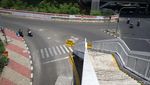 Penampakan Tangga JPO Dewi Sartika yang Ada di Tengah Jalan