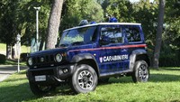 Selebihnya, Jimny milik anggota Polisi Militer Italia ini tampak masih mempertahankan spesifikasi lama, seperti mesin 1,5 liter 4 silinder yang menghasilkan tenaga 105 Ps dan torsi 130 Nm, termasuk area kaki-kakinya yang masih standar. Foto: topgear.com