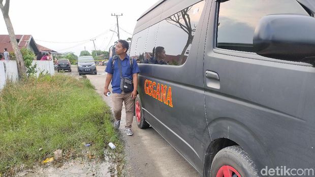 Garis polisi dipasang di dekat area gubuk tersembunyi yang diduga menjadi tempat perakitan bom Medan