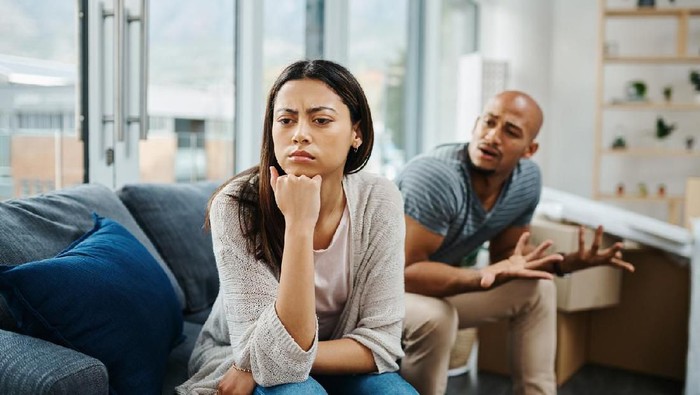zodiak Shot of a young woman looking upset after a fight with her partner at home