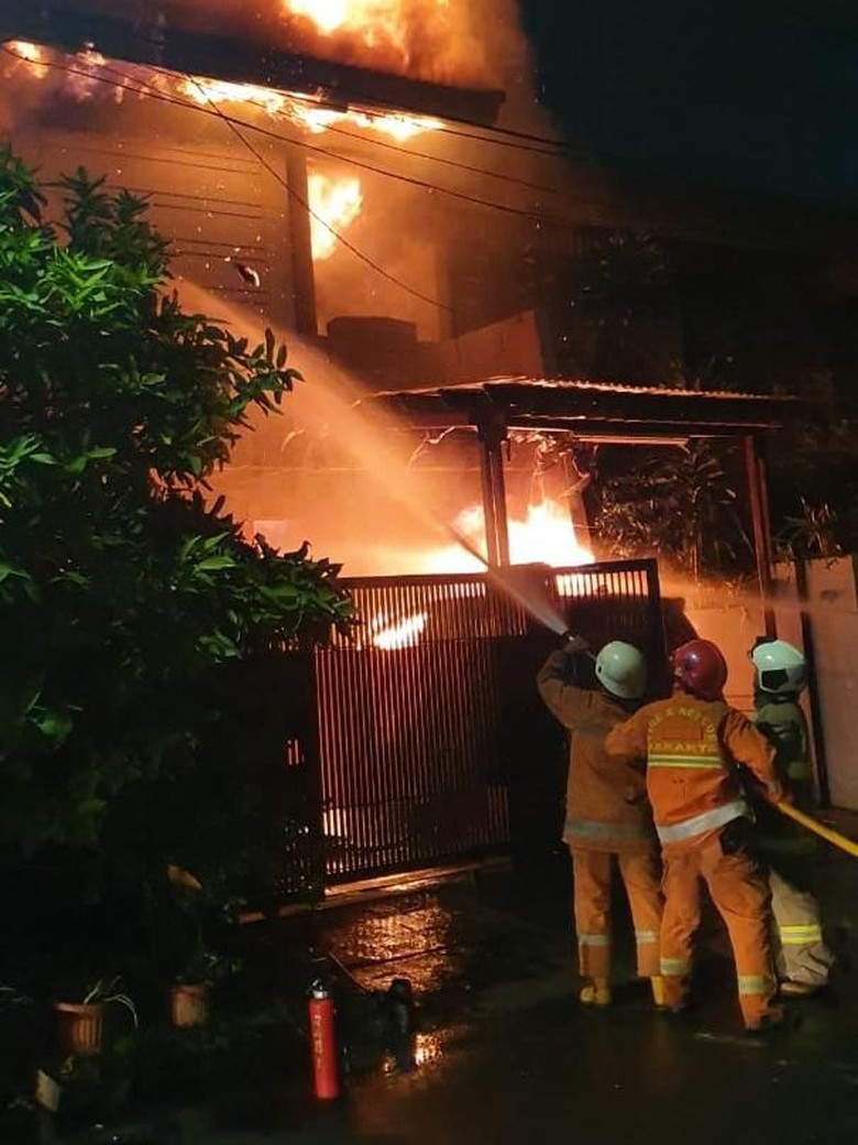 Rumah 2 Lantai di Kembangan Jakbar Terbakar, 15 Mobil Damkar Dikerahkan Rumah 2 Lantai di Kembangan Jakbar Terbakar, 15 Mobil Damkar Dikerahkan