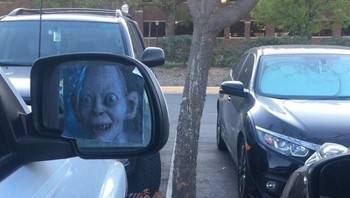 Bukan supir hantu. Itu foto Gollum dari karakter Lord of The Rings ditempel di kaca spion (Bored Panda)