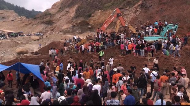 Warga yang menonton di lokasi menyulitkan proses evakuasi korban.