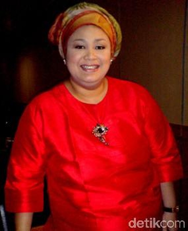 Dalam talkshow Ini Baru Empat Mata yang dipandu presenter Tukul Arwana dan Wika Salim, Dewi Hughes mengungkapkan kalau dia hanya bisa terkapar di tempat tidur, setelah suntikan demi suntikan painkiller tak juga meradakan rasa sakitnya. Titik balik kehidupan wanita 48 tahun ini terjadi setelah dia melihat seorang nenek yang masih aktif bergerak di usia 90 tahun berkat konsumsi makanan sehat, alami dan segar, atau yang biasa disebut real food. Foto: detikhot