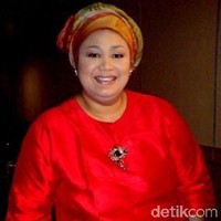 Dalam talkshow Ini Baru Empat Mata yang dipandu presenter Tukul Arwana dan Wika Salim, Dewi Hughes mengungkapkan kalau dia hanya bisa terkapar di tempat tidur, setelah suntikan demi suntikan painkiller tak juga meradakan rasa sakitnya. Titik balik kehidupan wanita 48 tahun ini terjadi setelah dia melihat seorang nenek yang masih aktif bergerak di usia 90 tahun berkat konsumsi makanan sehat, alami dan segar, atau yang biasa disebut real food. Foto: detikhot