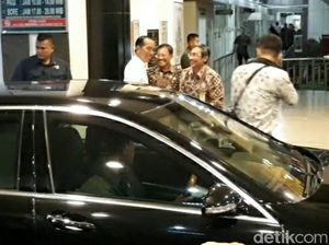 Jokowi Tengok Adik Jan Ethes di RS PKU Solo
