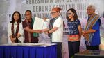Melihat Aksi Menenun Siswa SD di Kupang