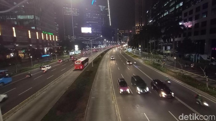 JPO tanpa atap di malam hari.