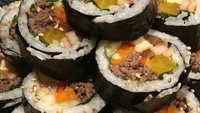 Camilan yang mirip sushi ini dikenal dengan nama kimbab. Di Korsel, kimbab biasa jadi bekal makan saat piknik. Rasanya enak dan mudah dimakan. Foto : instagram @ibn.el.tomatun