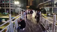 Mayoritas tengah mengabadikan panorama malam Jakarta dengan kamera ponsel hingga kamera DSLR masing-masing (Randy/detikcom)