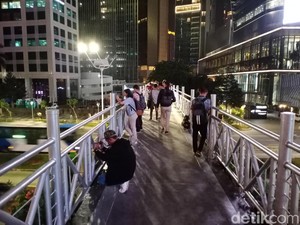 Jumat Malam, Banyak yang Foto-foto di JPO Tanpa Atap